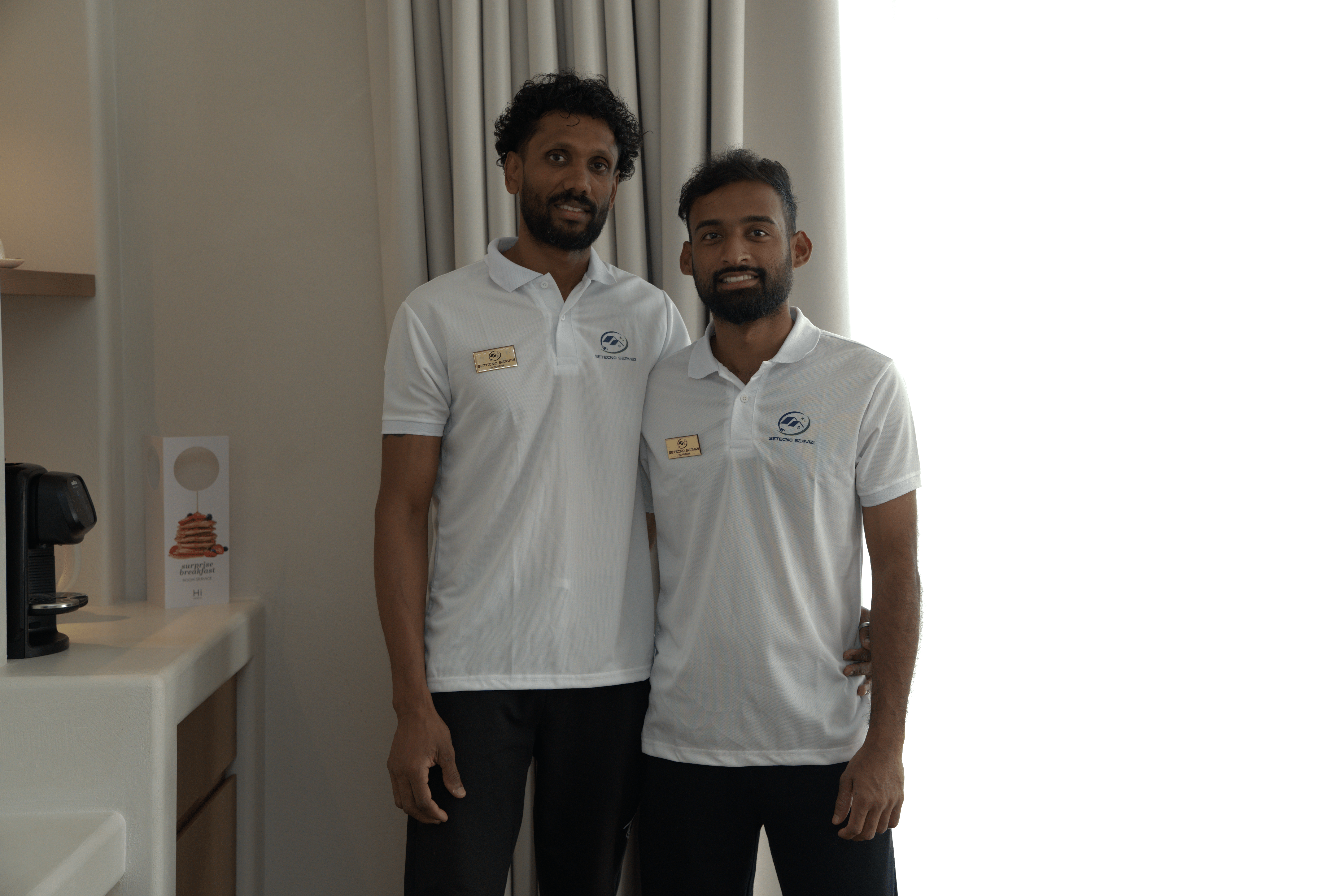 Two uniformed SETECNO SERVIZ team members