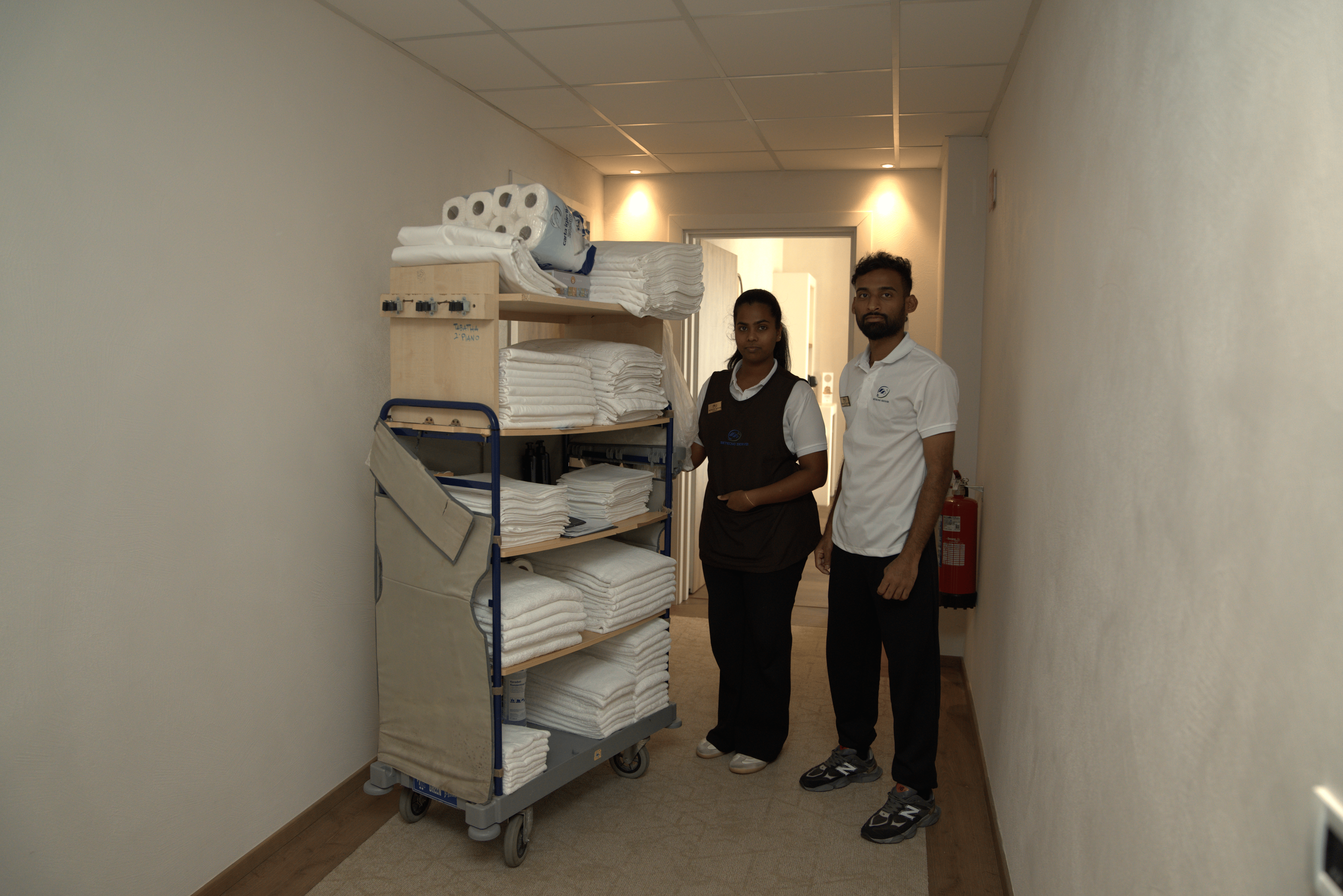 SETECNO SERVIZ professionals beside a prepared linen cart